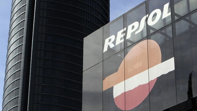 un cartel de repsol