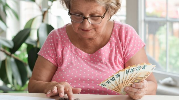 Una mujer contando dinero