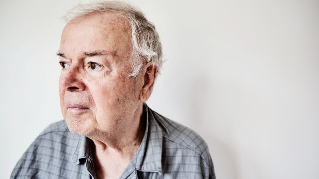 Un hombre con rostro serio y triste