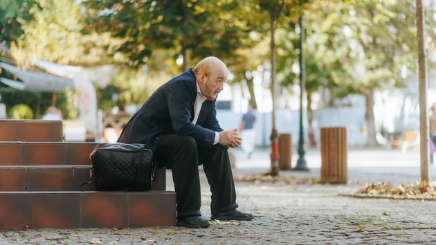 un empresario triste en unos escalones