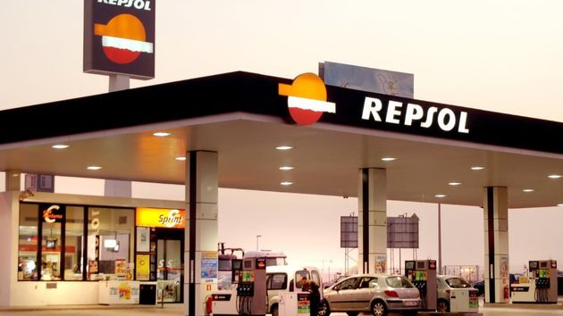 una gasolinera repsol atardeciendo