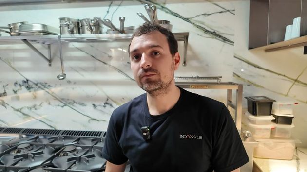 un hombre en una cocina