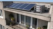 Placas solares en la terraza de una vivienda