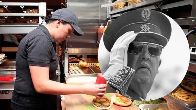 Una empleada de un restaurante