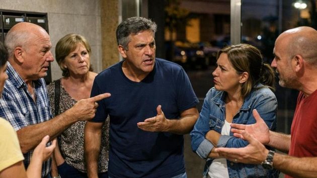 Vecinos discutiendo.