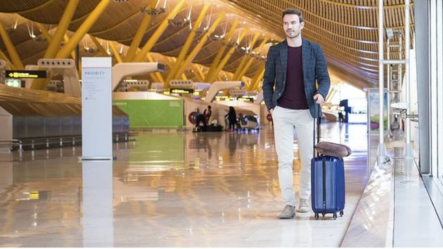 Una persona en el aeropuerto Adolfo Suárez.
