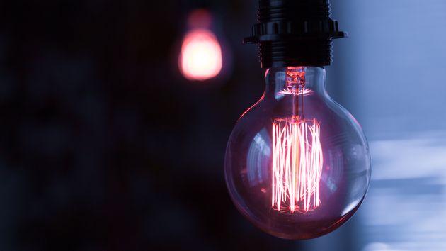 Bombilla de luz encendida