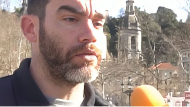 El hombre explicando su situación.