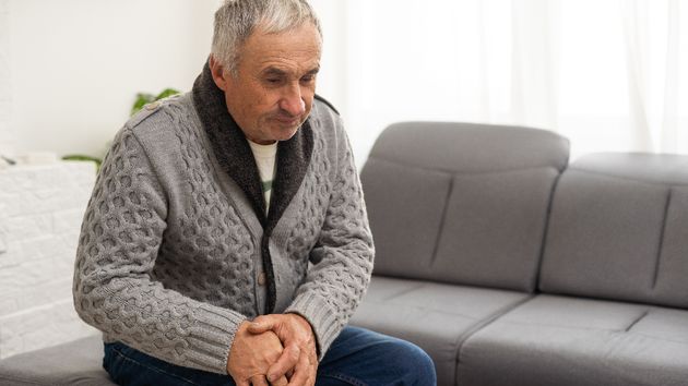 un hombre mayor de 52 años sentado en el sofa