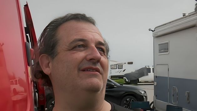 El hombre durante la entrevista.