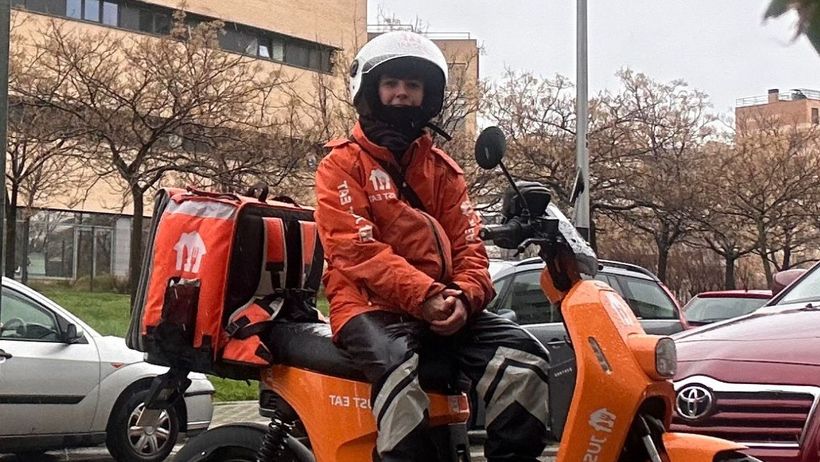 8M | Verónica (22 años), repartidora de Just Eat: “A veces se sorprenden al ver que soy joven y mujer. Nos han hecho creer que hay trabajos solo de hombres, pero es mentira”
