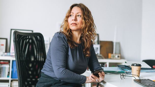 Una mujer trabajando en la oficina