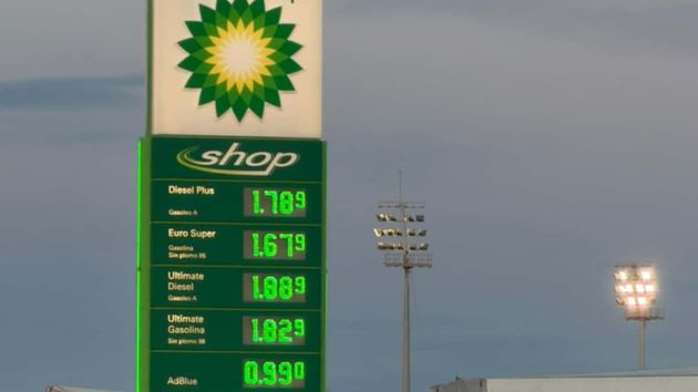 Poster de precios de una gasolinera BP