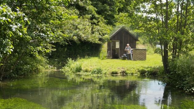 Denuncia a su vecino por un cobertizo junto a un arroyo y ordenan demolerlo pese a llevar más de 15 años: el TSJ lo anula por estar en zona de servidumbre