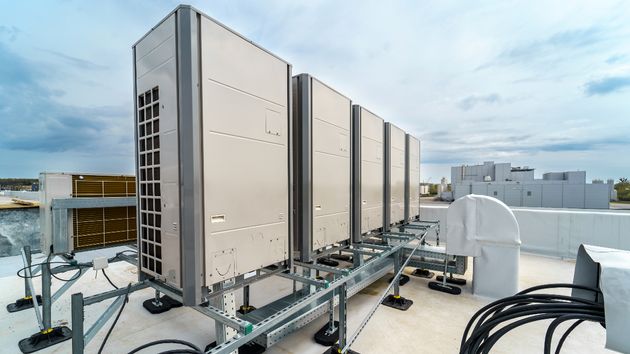 Una promotora obligada a retirar seis compresores y toda una instalación de climatización por ocupar la azotea sin permiso de la comunidad: la Justicia ordena devolverla a su estado original