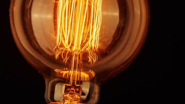 Una bombilla de luz encendida y brillante