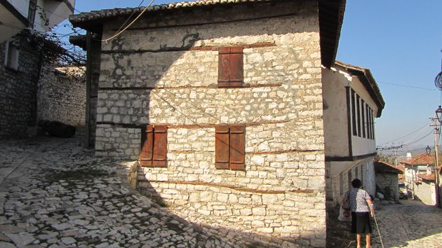 Unos vecinos denuncian que la reforma de una vivienda del pueblo no encaja con el entorno y puede provocar inundaciones: convertirán una casa de campo en una “fortaleza medieval” 