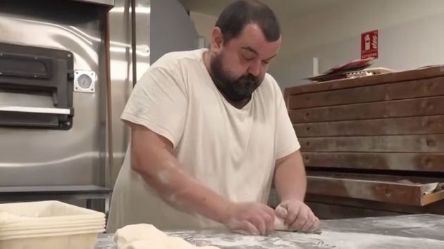 El trabajador haciendo pan de forma artesanal.