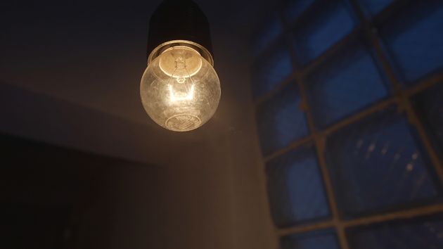 una bombilla encendida en una habitación