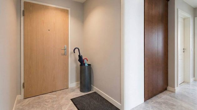 un paragüero en la puerta de un piso