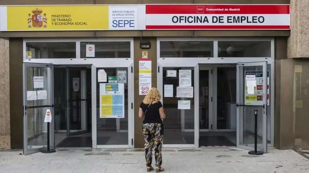 Una mujer en una oficina del Servicio Público de Empleo Estatal (SEPE)