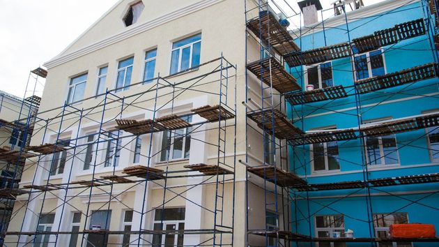 La fachada de un edificio en obras 