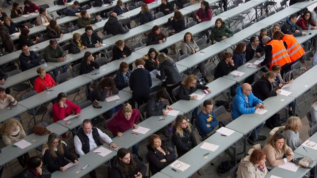 Un gran número de opositores esperando el examen