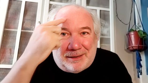 El hombre, durante la entrevista.