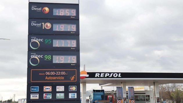 Precio de la gasolina y diesel en una estación de servicio
