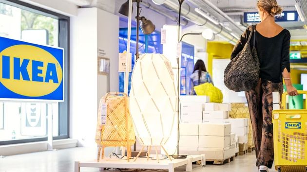 Una mujer paseando por los pasillos de IKEA.