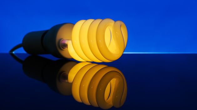 Bombilla de luz moderna encendida