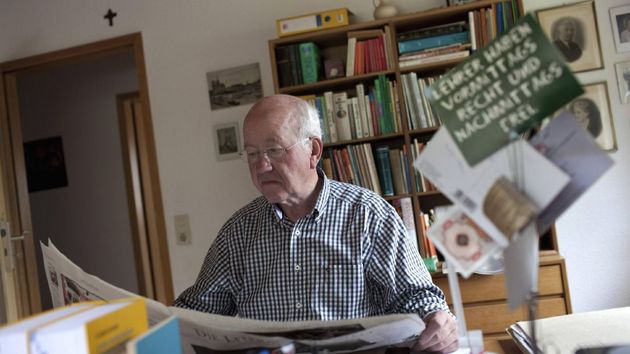 una persona mayor anónima