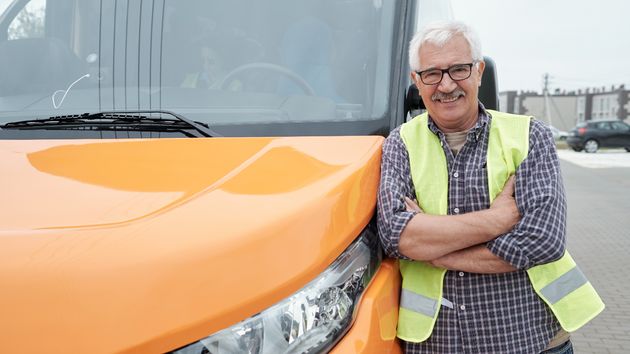 un hombre anónimo con su furgoneta