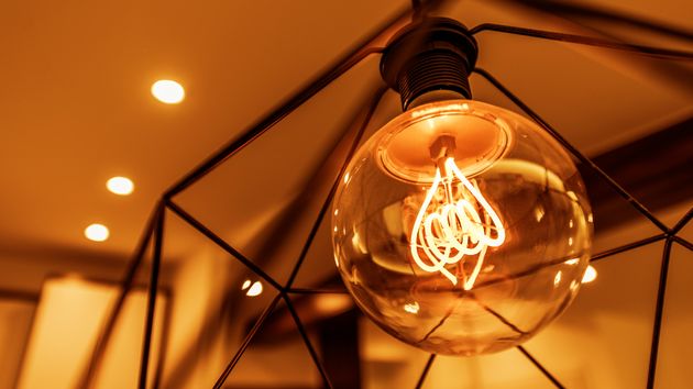 Una bombilla de luz encendida colgando del techo