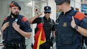 Mossos d'Esquadra y un Polícia Nacional con una bandera de españa