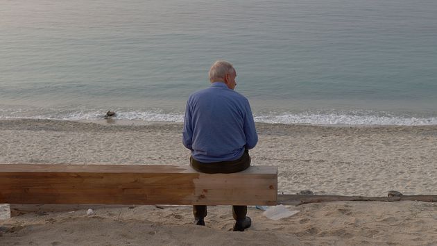 Hombre sentado en soledad