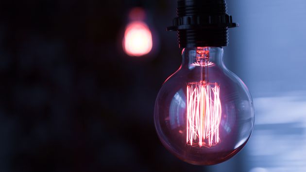 Bombilla de luz encendida