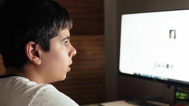 Adolescente usando el ordenador