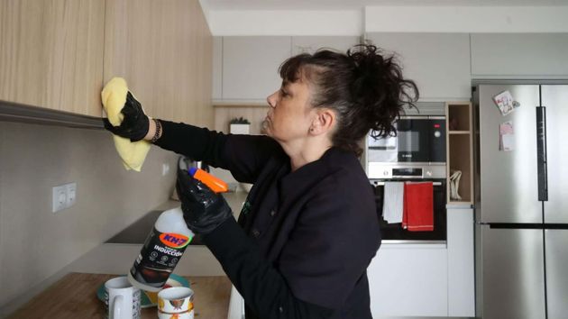 Una empleada de hogar realiza sus labores