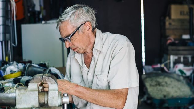 un hombre mayor en su garaje