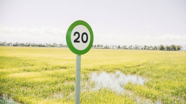 una señal con borde verde