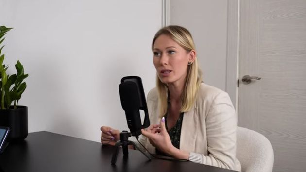 Tamara, experta financiera, durante el podcast