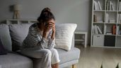 Una mujer desolada en el sofá