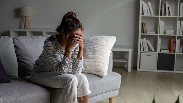 Una mujer desolada en el sofá