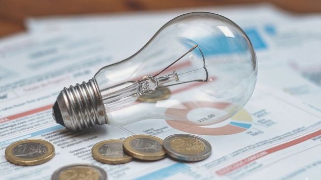 una bombilla, euros y una factura