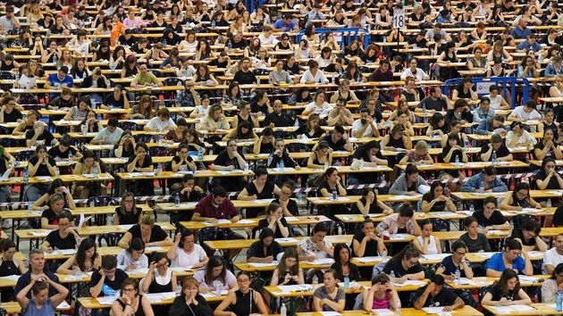 miles de aspirantes haciendo un examen de oposiciones