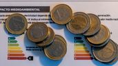 unas monedas de euros sobre facturas de la luz