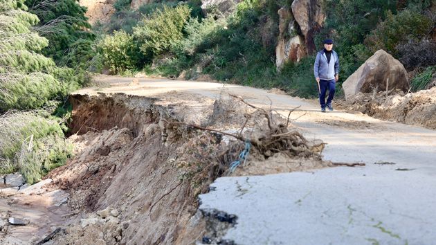una carretera de un pueblo de Cádiz destrozada tras el temporal