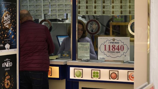 Un hombre comprando en una administración de Lotería