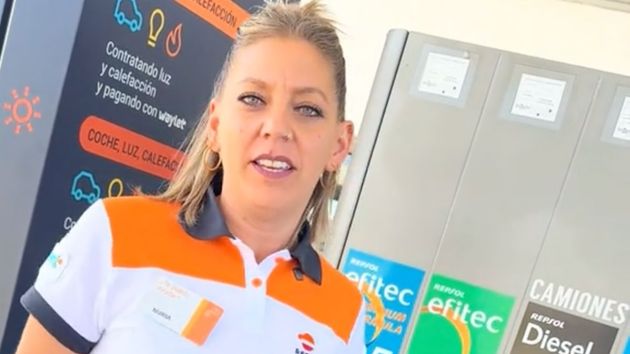 una trabajadora de gasolinera